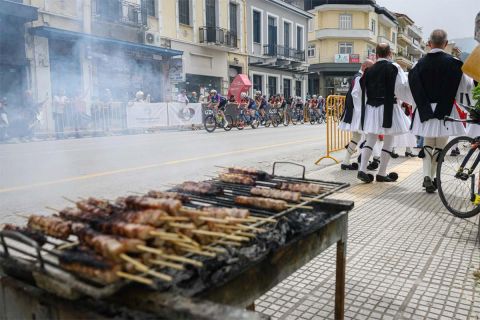 Όταν ο Γύρος Ελλάδας συναντάει την ελληνική παράδοση, αλλά και την ελληνική τσίκνα! Λιβαδειά, 4ο ετάπ, 18/5/2024.