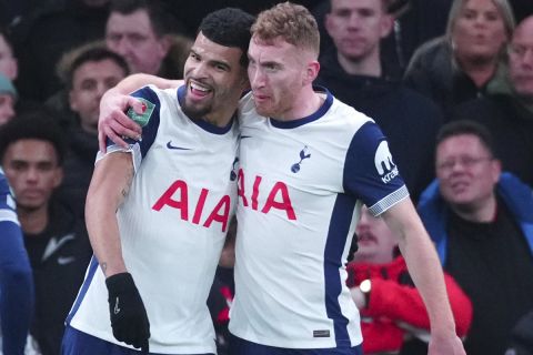 Tottenham's Dominic Solanke, centre, celebrates after scoring his side's opening goal during the English League Cup quarter-final soccer match between Tottenham and Manchester United, at the Tottenham Hotspur Stadium in London, Thursday, Dec. 19, 2024. (AP Photo/Dave Shopland )