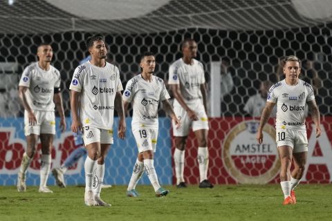 Οι παίκτες της Σάντος σε αγώνα για το Copa Sudamericana