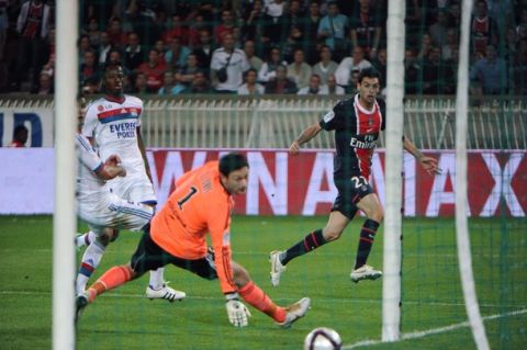 Paris' Argentinan midfielder Javier Pastore (R) scores a goal despite of Lyon's French goalkeeper Hugo Lloris (C) during the French L1 football match Paris vs. Lyon on October 2, 2011 at the Parc des Princes in Paris. AFP PHOTO / FRED DUFOUR (Photo credit should read FRED DUFOUR/AFP/Getty Images)