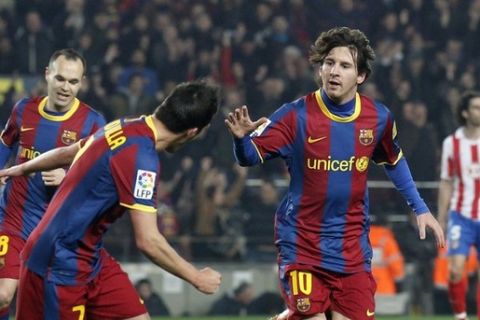 (L-R) Barcelona's Andres Iniesta, David Villa and Lionel Messi celebrate a goal against Atletico Madrid during their Spanish First Division match at Nou Camp stadium in Barcelona, February 5, 2011. REUTERS/Albert Gea (SPAIN - Tags: SPORT SOCCER)