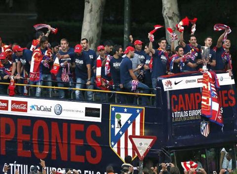 DEP99. MADRID, 01/09/2012.- Los jugadores del Atlético de Madrid ofrecen la Supercopa de Europa a sus aficionados hoy, 1 de septiembre de 2012, en la Plaza de Neptuno de la capital de España. EFE/JuanJo Martín