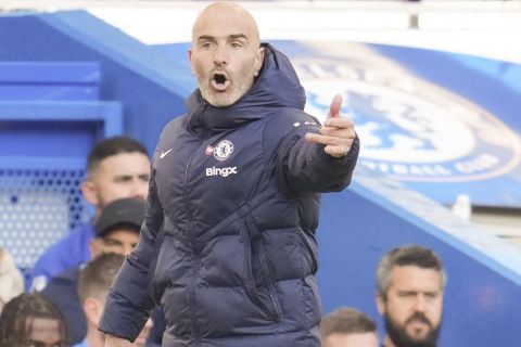 Chelsea's head coach Enzo Maresca gives directions to his players during a British Premier League soccer match between Chelsea and Brighton at Stamford Bridge, London, Saturday, Sept. 28, 2024. (AP Photo/Kin Cheung)