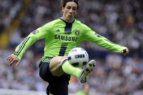 Chelsea's Fernando Torres controls the ball during their English Premier League soccer match against West Bromwich Albion in West Bromwich, central England April 16, 2011. REUTERS/Nigel Roddis (BRITAIN - Tags: SPORT SOCCER) NO ONLINE/INTERNET USAGE WITHOUT A LICENCE FROM THE FOOTBALL DATA CO LTD. FOR LICENCE ENQUIRIES PLEASE TELEPHONE ++44 (0) 207 864 9000