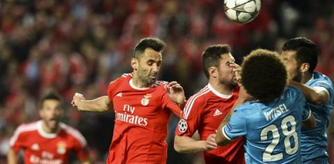 Benfica's Brazilian forward Jonas Oliveira (2L) heads the ball to score a goal during the UEFA Champions League round of 16 football match SL Benfica vs FC Zenith Saint-Petersburg at the Luz stadium in Lisbon on February 16, 2016. / AFP / PATRICIA DE MELO MOREIRA        (Photo credit should read PATRICIA DE MELO MOREIRA/AFP/Getty Images)