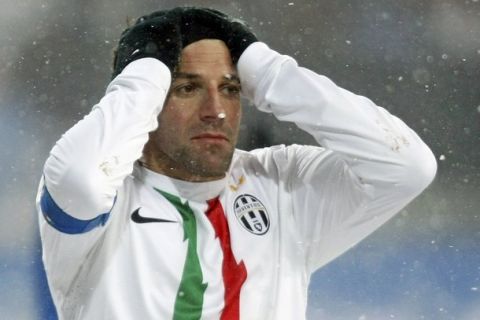 Juventus' Alessandro Del Piero reacts during game against Lech during their Europa League Group A soccer match in Poznan December 1, 2010.       REUTERS/Kacper Pempel (POLAND  - Tags: SPORT SOCCER)  