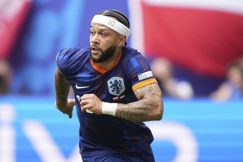 Memphis Depay of the Netherlands controls the ball during the Group D match between Poland and the Netherlands at the Euro 2024 soccer tournament in Hamburg, Germany, Sunday, June 16, 2024. (AP Photo/Ebrahim Noroozi)