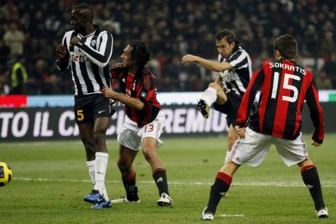 Juventus' Alessandro Del Piero (2nd R) scores against AC Milan during their Italian Serie A soccer match at the San Siro stadium in Milan October 30, 2010. REUTERS/Giampiero Sposito (ITALY - Tags: SPORT SOCCER)