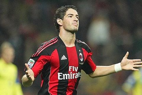 L'attaccante brasiliano del Milan Pato esulta dopo aver segnato il goal dell 2-0 contro il Chievo questa sera, 16 ottobre 2010, allo stadio  Giuseppe Meazza di Milano per l'anticipo della settima giornata del campionato di serie A.
MATTEO BAZZI