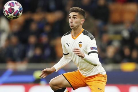 Valencia's Ferran Torres controls the ball during the Champions League round of 16, first leg, soccer match between Atalanta and Valencia at the San Siro stadium in Milan, Italy, Wednesday, Feb. 19, 2020. (AP Photo/Antonio Calanni)