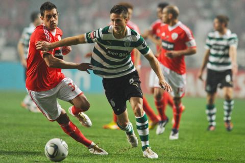 Benfica's brazilian defender, Jardel (L) fights for the ball with Sporting's Dutch forward, Van Wolfswinkel R during their Portuguese league football match at the Luz Stadium in Lisbon, on November 26, 2011. AFP PHOTO/ PATRICIA DE MELO MOREIRA (Photo credit should read PATRICIA DE MELO MOREIRA/AFP/Getty Images)