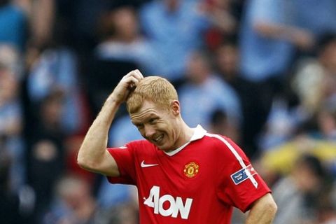 Manchester United's Paul Scholes reacts after Manchester City scored during their FA Cup semi-final soccer match in London in this April 16, 2011 file photo. Manchester United remain hopeful Paul Scholes will play on for another year but it would be no surprise if he were to retire after the Champions League final, chief executive David Gill said on Sunday. Scholes, 36, helped United clinch their 19th Premier League title on Saturday, coming on as a substitute in the 1-1 draw at Blackburn Rovers that took them over the line.   REUTERS/Darren Staples (BRITAIN - Tags: SPORT SOCCER)