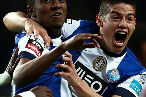 epa03654590 FC Porto's Brazilian forward Kelvin Oliveira (L) celebrates with his teammate Argentinean forward James Rodriguez (R) after scoring a goal against SC Braga during their Portuguese First League soccer match held at Dragao stadium, in Porto, Portugal, 08 April 2013. EPA/ESTELA SILVA