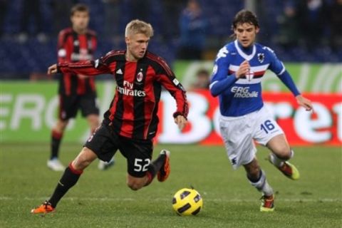 AC Milan German midfielder Alexander Merkel, left, is chased by Sampdoria midfielder Andrea Poli during an Italian Cup soccer match between Sampdoria and AC Milan at the  Luigi Ferraris stadium, in Genoa Italy, Wednesday, Jan. 26, 2011. (AP Photo/Carlo Baroncini) 