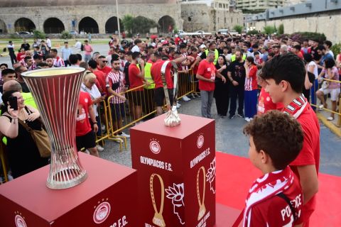 Παιδιά φωτογραφίζονται με τις ευρωπαϊκές κούπες