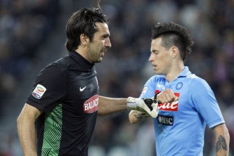 Juventus' goalkeeper Gianluigi Buffon (L) reacts with Napoli's Marek Hamsik during their Italian Serie A soccer match at Juventus stadium in Turin April 1, 2012. REUTERS/Alessandro Garofalo (ITALY - Tags: SPORT SOCCER)