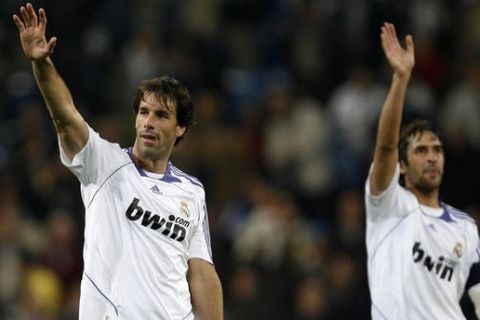 Real Madrid's Ruud van Nistelrooy (L) and Raul Gonzalez acknowledge the crowd at the end of their Spanish first division soccer match against Mallorca at the Santiago Bernabeu stadium in Madrid November 11, 2007. REUTERS/Victor Fraile (SPAIN)