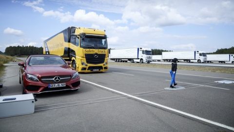 Mercedes-Benz Actros 1853 LS 4x2, Safety Truck, Exterieur, yellowstone, OM 471 Euro VI mit 390 kW (530 PS), 12,8 L Hubraum, -12-Gang Mercedes PowerShift 3, Active Brake Assist 5, Abstandshalte-Assistent, Verkehrszeichen-Assistent und Abbiege-Assistent, Spurhalte-Assistent, Stabilitätsregel-Assistent, Aufmerksamkeits-Assistent, Active Drive Assist, MirrorCam, Predictive Powertrain Control, BiXenon-Scheinwerfer. 

Mercedes-Benz Actros 1853 LS 4x2, Safety Truck, Exterior, yellowstone, OM 471 Euro VI rated at 390 kW/530 hp, displacement 12.8 l, -12-speed Mercedes PowerShift transmission 3, Active Brake Assist 5, Proximity Assist, Traffic-Sign-Recognation-Assist and Sideguard-Assist, Lane Keeping Assist, Stability Assist, Attention Assist, Active Drive Assist, MirroCam, Predictive Powertrain Control, BiXenon headlamps. 