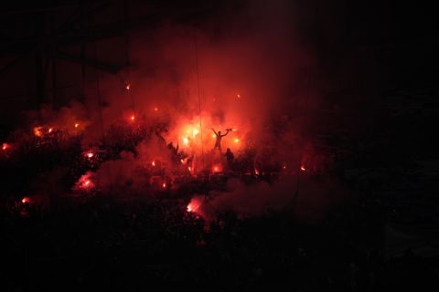 Τα καπνογόνα που άναψαν οι οπαδοί της Μαρσέιγ στο Βελοντρόμ