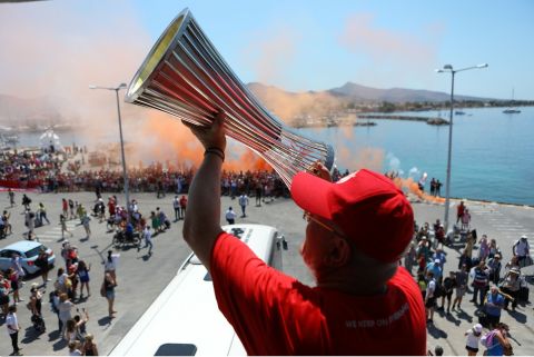 Ολυμπιακός: Έφτασαν στην Αίγινα τα τρόπαια, χαμός από τους φίλους των ερυθρολεύκων