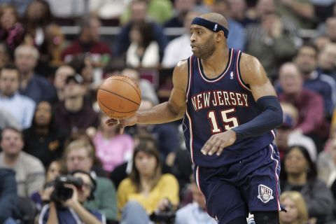 New Jersey Nets' Vince Carter brings the ball up court against the Cleveland Cavaliers during an NBA basketball game Tuesday, Dec. 4, 2007, in Cleveland. (AP Photo/Mark Duncan)
