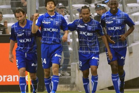 Auxerre's Jung Jo-gook  (2nd L) reacts with team mates after scoring against Olympique Marseille during their French Ligue 1 soccer match at the Velodrome stadium in Marseille May 1, 2011.   REUTERS/Jean-Paul Pelissier  (FRANCE - Tags: SPORT SOCCER)