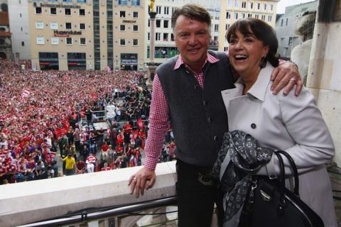 MUNICH, GERMANY - MAY 09:  Head coach Louis van Gaal of Bayern Muenchen celebrates with his wife Truus van Gaal the German championship title on the balcony of the town hall on May 9, 2010 in Munich, Germany.  (Photo by Alexander Hassenstein/Bongarts/Getty Images)