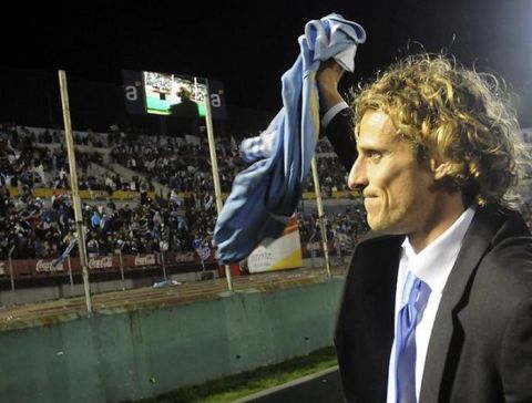 MON12. MONTEVIDEO (URUGUAY), 25/07/2011.- El futbolista de la selección de Uruguay Diego Forlán saluda al público, durante la celebración y homenaje que unas 70.000 personas brindaron hoy, en el estadio Centenario de Montevideo, a la selección de Uruguay tras obtener el título de campeón de la Copa América Argentina 2011. EFE/Sandro Pereyra