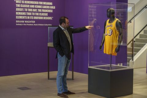 NBA: Φανέλα του Τσάμπερλεϊν από τους τελικούς τους 1972 δημοπρατήθηκε έναντι 4.9 εκατομμυρίων δολαρίων