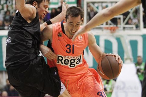 FC Regal Barcelona's Chuck Eidon (R) vies with Montepaschi's Siena David Anderson   during their Euroleague basketball Montepaschi Siena versus FC Regal Barcelona  Game 9, Groupe D, match on December 15, 2011 in Siena. AFP PHOTO/ FABIO MUZZI (Photo credit should read FABIO MUZZI/AFP/Getty Images)