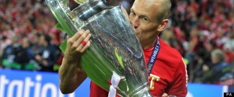 Bayern Munich's Arjen Robben kisses the UEFA Champions League trophy