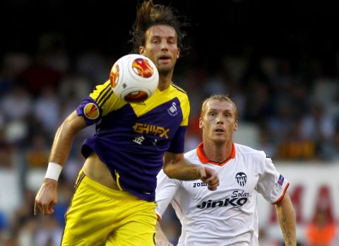 Partido de la Europa League disputado entre el Valencia y el Swansea. En la imagen, Michu y Mathieu. 

Europa League match played between Valencia and Swansea. In this picture, Michu and Mathieu.