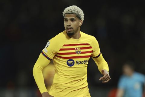 Barcelona's Ronald Araujo in action during the Champions League quarterfinal first leg soccer match between Paris Saint-Germain and Barcelona at the Parc des Princes stadium in Paris, Wednesday, April 10, 2024. (AP Photo/Aurelien Morissard)