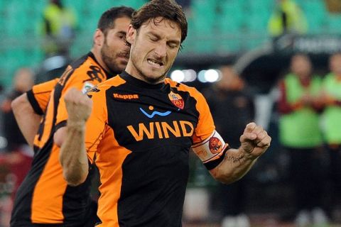 BARI, ITALY - MAY 01:  Francesco Totti of Roma celebrates after scoring their second goal during the Serie A match between AS Bari and AS Roma at Stadio San Nicola on May 1, 2011 in Bari, Italy.  (Photo by Giuseppe Bellini/Getty Images)