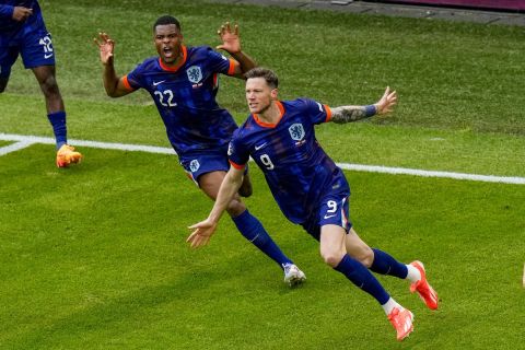 Wout Weghorst of the Netherlands, right, celebrates his side's second goal with his team mates during a Group D match between Poland and the Netherlands at the Euro 2024 soccer tournament in Hamburg, Germany, Sunday, June 16, 2024. (AP Photo/Petr Josek)