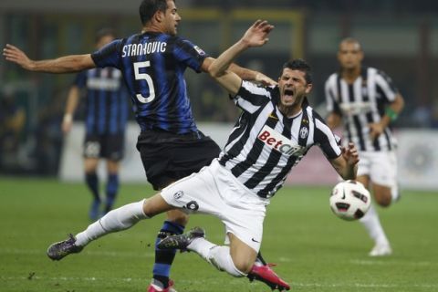 Juventus' Vincenzo Iaquinta (C) reacts as he is tackled by Inter Milan's Dejan Stankovic (L) during their Serie A soccer match at the San Siro stadium in Milan October 3, 2010. 
REUTERS/Stefano Rellandini (ITALY)