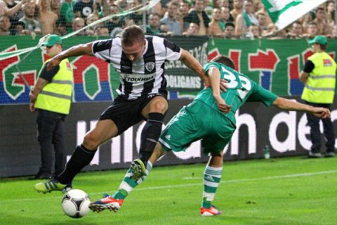 WIEN,AUSTRIA,30.AUG.12 - FUSSBALL - UEFA Europa League, Play Off, SK Rapid Wien vs PAOK Thessaloniki. Bild zeigt Liam Lawrence (PAOK) und Deni Alar (Rapid). Keywords: Wien Energie. Foto: GEPA pictures/ Christian Ort