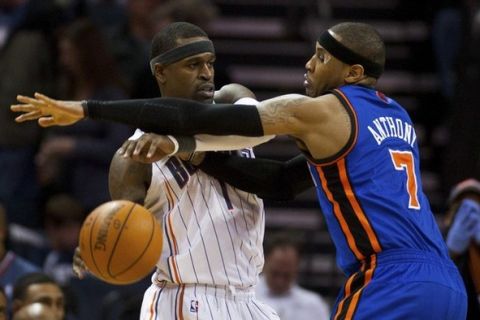 Charlotte Bobcats shooting guard Stephen Jackson (L) works to pass the ball around New York Knicks small forward Carmelo Anthony (7) during their NBA basketball game in Charlotte, North Carolina March 26, 2011. REUTERS/Chris Keane (UNITED STATES - Tags: SPORT BASKETBALL)