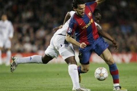 Barcelona´s Gianluca Zambrotta, right, and Schalke's Gerald Asamoah challenge for the ball during the Champions League quarterfinal second leg soccer match between FC Barcelona and FC Schalke 04 at the Camp Nou stadium in Barcelona, Spain, Wednesday, April 9, 2008. (AP Photo/Manu Fernandez)