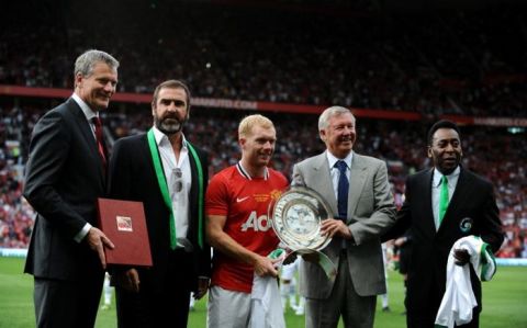 Manchester United's Paul Scholes (centre) accepting a trophy before the start of his testimonial match alongside Chief Executive David Gill, Eric Cantona, manager Sir Alex Ferguson and Pele