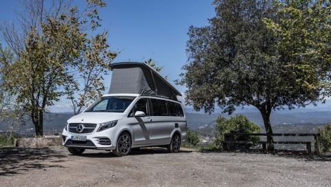 Der neue Mercedes-Benz Marco Polo  MP 300 d (Kraftstoffverbrauch kombiniert 6,1 l/100 km, CO2-Emissionen kombiniert 162-161 g/km), Exterieur, AMG Line, Bergkristallweiß metallic // The new Mercedes-Benz Marco Polo  MP 300 d (combined fuel consumption: 6.1 l/100 km; combined CO2 emissions: 162-161 g/km), Exterior, AMG Line, Mountain crystal white metallic


Der neue Mercedes-Benz Marco Polo  Interieur, AMG Line, Leder Lugano schwarz, Zierelement in Carbonoptik, Küchenzeile, Klapptisch, Drehbare Fahrersitze, Zweiersitz/Liegebank, Dachbett, elektrisches Glas-Schiebe-Hebe-Dach // The new Mercedes-Benz Marco Polo  Interior, AMG Line, Leather Lugano black, trim element in carbon fibre, Kitchenette, Folding table, Rotating driver seat, Two-seater bench/bed, Roof bed, electric tilting/sliding glas sunroof