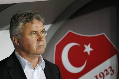 Turkey's head coach Guus Hiddink looks on before the start of his team's Euro 2012 Group A qualifying soccer match against Austria in Istanbul March 29, 2011.      REUTERS/Murad Sezer (TURKEY  - Tags: SPORT SOCCER)  