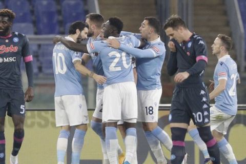 Οι παίκτες της Λάτσιο πανηγυρίζουν το 2-0 επί της Νάπολι