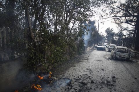 ΠΥΡΚΑΓΙΑ ΣΤΗ ΡΑΦΗΝΑ / ΠΑΝΩ ΑΠΟ 20 ΟΙ ΝΕΚΡΟΙ ΣΤΟ ΚΟΚΚΙΝΟ ΛΙΜΑΝΑΚΙ (ΦΩΤΟΓΡΑΦΙΑ: ΘΑΝΑΣΗΣ ΔΗΜΟΠΟΥΛΟΣ / EUROKINISSI)