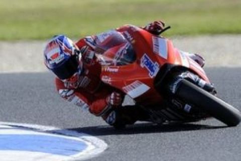 Australia's Casey Stoner rounds turn four during the 2008 Australian MotoGP in Phillip Island, Sunday, Oct 5, 2008. Stoner won the race with Italy's Valentino Rossi coming second and America's Nicky Hayden third. (AP Photo/Andrew Brownbill)