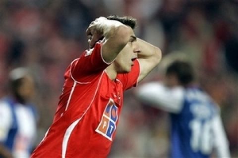 Benfica's Katsouranis, from Greece, reacts during their Portuguese league soccer match against FC Porto Sunday, April 1 2007, at Benfica's Luz stadium in Lisbon, Portugal. (AP Photo/Armando Franca)