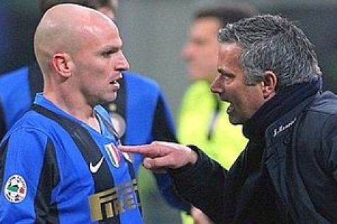 Inter Milan's coach Jose' Mourinho (R) gestures as he talks to Esteban Cambiasso during their Italian Serie A soccer match against AC Milan at the San Siro stadium in Milan, February 15, 2009.  REUTERS/Alessandro Bianchi     (ITALY)