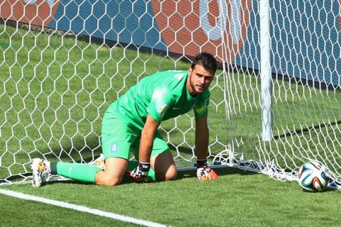 BELO HORIZONTE, BRAZIL - JUNE 14: Orestis Karnezis of Greece looks on after failing to save a shot by Pablo Armero of Colombia (not pictured) for their first goal during the 2014 FIFA World Cup Brazil Group C match between Colombia and Greece at Estadio Mineirao on June 14, 2014 in Belo Horizonte, Brazil.  (Photo by Ian Walton/Getty Images)