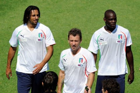 FLORENCE, ITALY - AUGUST 09:  Mario Balotelli, Antonio Cassano and Amauri of Italy during the training session at Coverciano on August 8, 2010 in Florence, Italy.  (Photo by Claudio Villa/Getty Images)