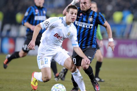 Marseille's Spanish defender Cesar Azpilicueta (L) fights for the ball with Inter Milan's Dutch midfielder Wesley Sneijder (R) during the UEFA Champions League football match Marseille vs. Inter Milan, on February 22, 2012 at the Velodrome stadium in Marseille, southern France.           AFP PHOTO / BORIS HORVAT (Photo credit should read BORIS HORVAT/AFP/Getty Images)